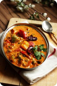 Creamy Tofu and Pepper Curry ~ Vegan curry of capsicums/bell peppers cooked in a mildly spiced creamy tofu and tomato gravy Recipe: I think I might sub. paneer for the tofu. Peppers Curries, Creamy Tofu, Asian Food, Monsoon Spices, Curries Recipe, Curry Recipes, Capsicum Curries, Vegan Tofu, Vegan Curries